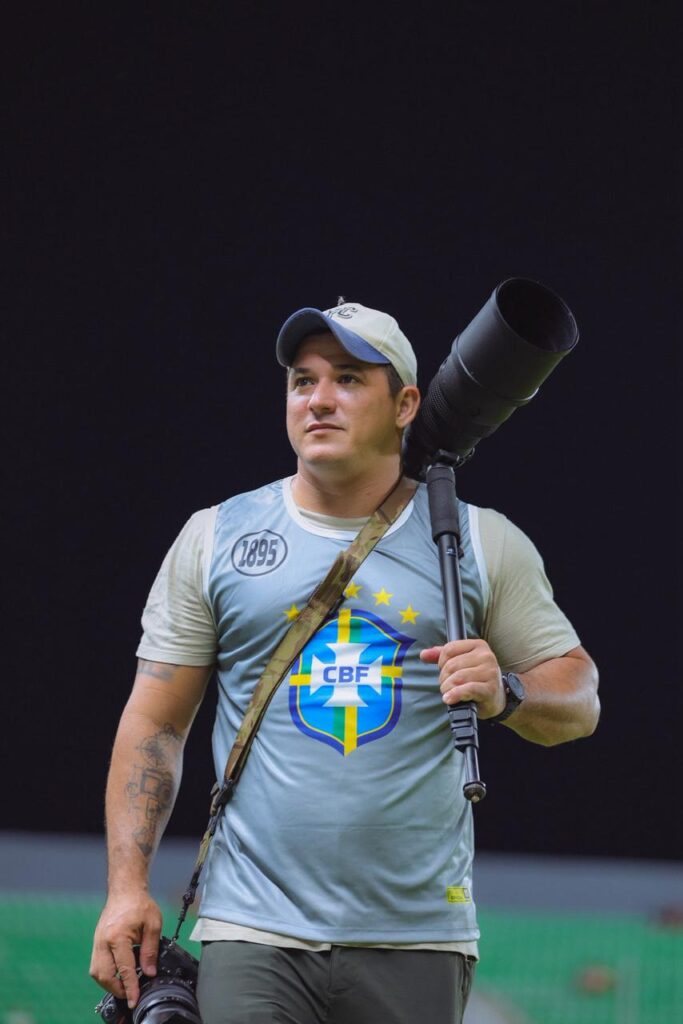 Formado em Educação Física (bacharelado) e faixa preta 4º Dan, Clemerson atua como diretor de marketing da Feteac, fotógrafo da Secretaria de Comunicação do Acre (Secom) e liderou um projeto social no bairro São Francisco entre 2018 e 2022.